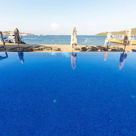 Villa Regal With Shared Pool Near Beach In Bodrum
